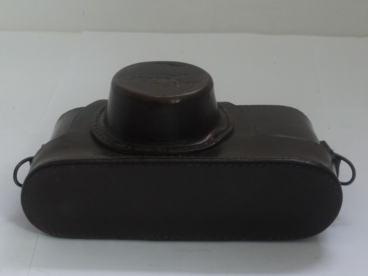 mwclassiccameras-20211008-83 Leitz brown leather ER case for Post-War Leica L39 cameras, with long nose front. No strap. No Tripod fixing screw