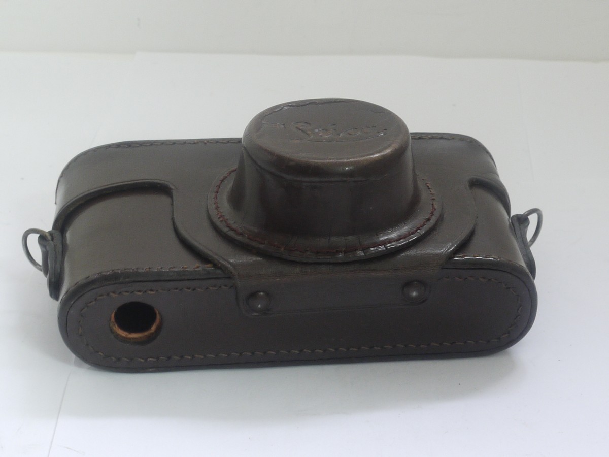mwclassiccameras-20211008-84 Leitz brown leather ER case for Post-War Leica L39 cameras, with long nose front. No strap. No Tripod fixing screw