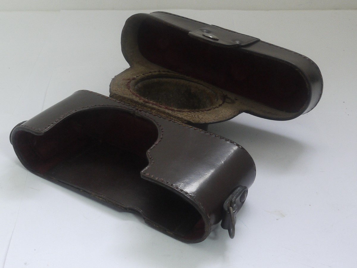 mwclassiccameras-20211008-85 Leitz brown leather ER case for Post-War Leica L39 cameras, with long nose front. No strap. No Tripod fixing screw