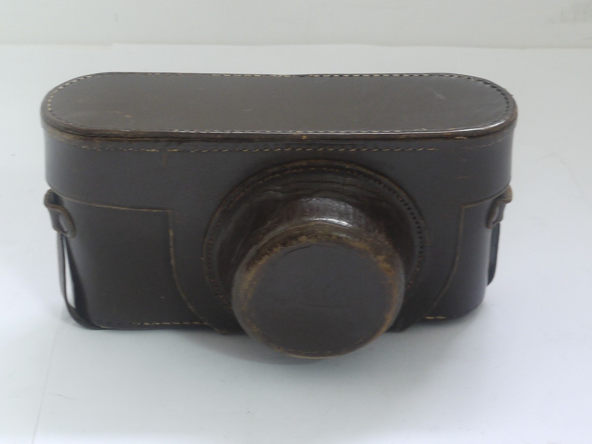 mwclassiccameras-20211008-92 Leitz brown leather ER case with strap, for Post-War Leica L39 cameras, with long nose front. No Tripod fixing screw