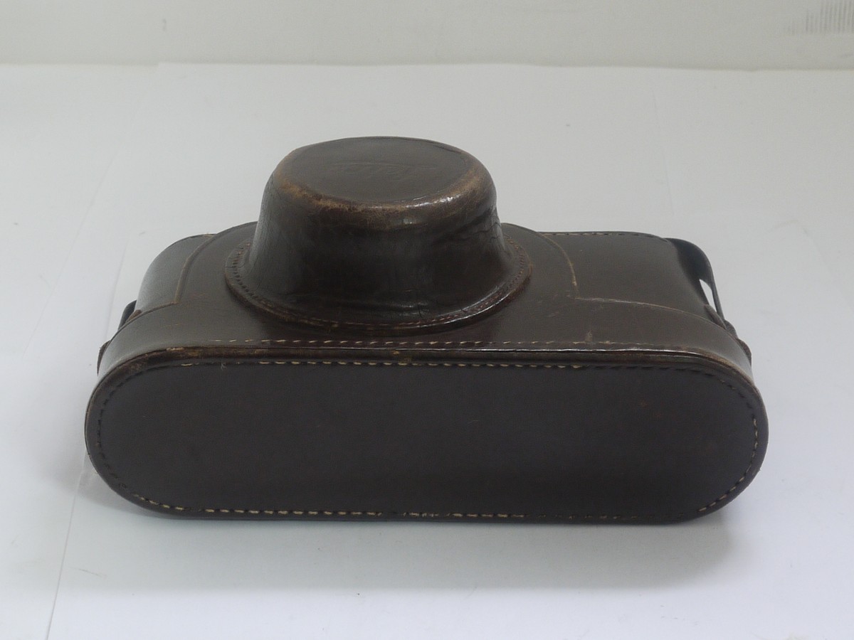 mwclassiccameras-20211008-94 Leitz brown leather ER case with strap, for Post-War Leica L39 cameras, with long nose front. No Tripod fixing screw
