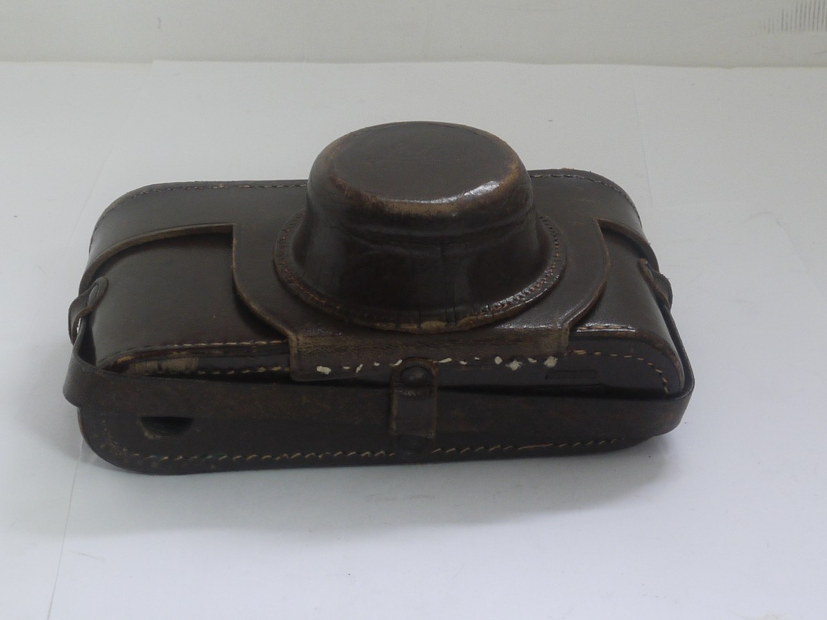 mwclassiccameras-20211008-95 Leitz brown leather ER case with strap, for Post-War Leica L39 cameras, with long nose front. No Tripod fixing screw
