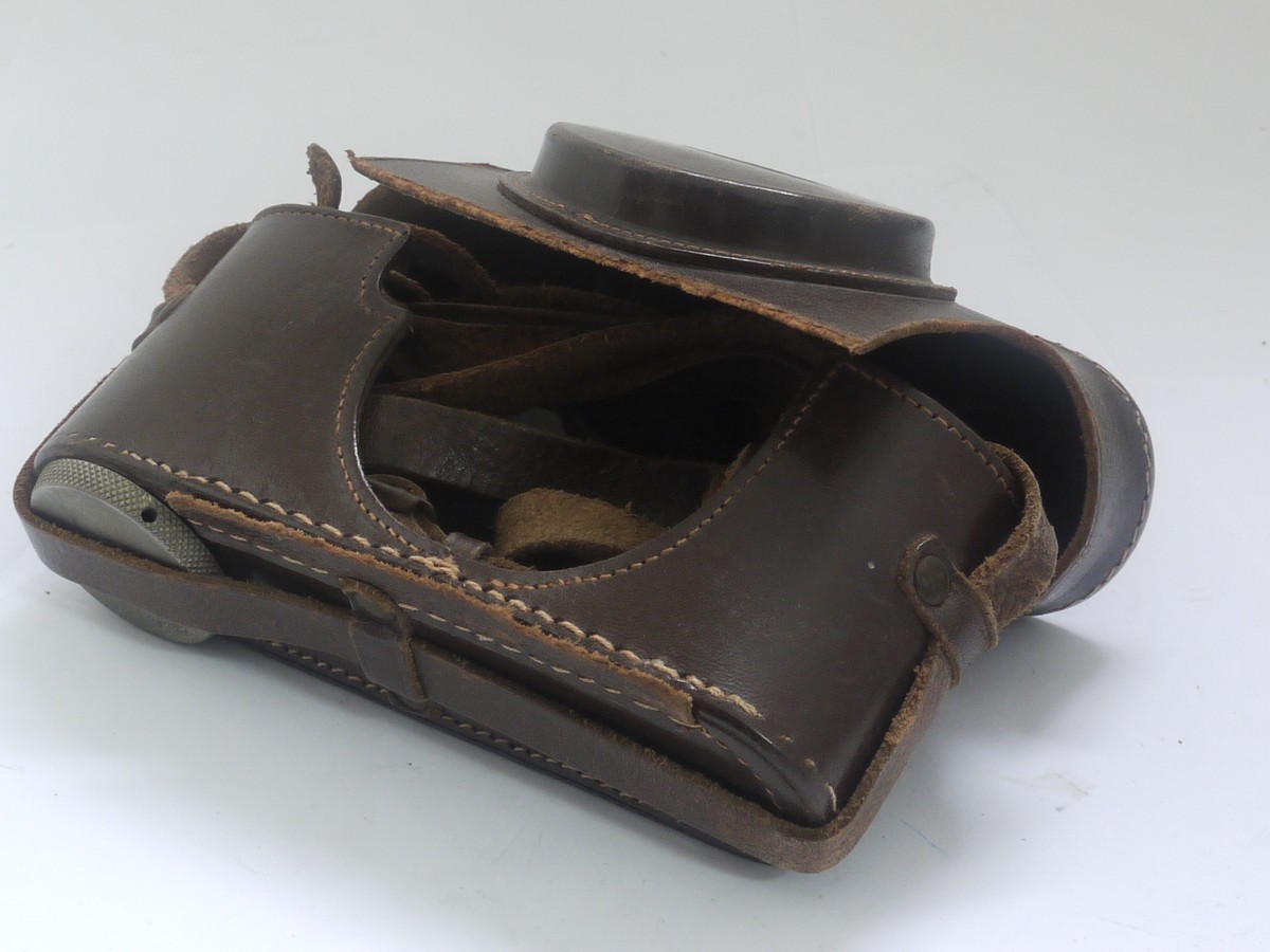 mwclassiccameras-20211008-99 Leitz brown leather ER case with strap, for Post-War Leica L39 cameras, with flat front & small tripod screw
