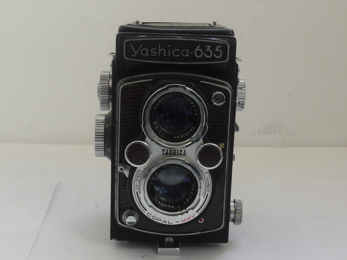 mwclassiccameras-20211015-177 Yashica 635 6x6 120 TLR with Reskinned Faux Reptile purple covering, with 80mm f3.5 Yashikor lens in Copal MXV shutter + front cap. NON-WORKING SHUTTER