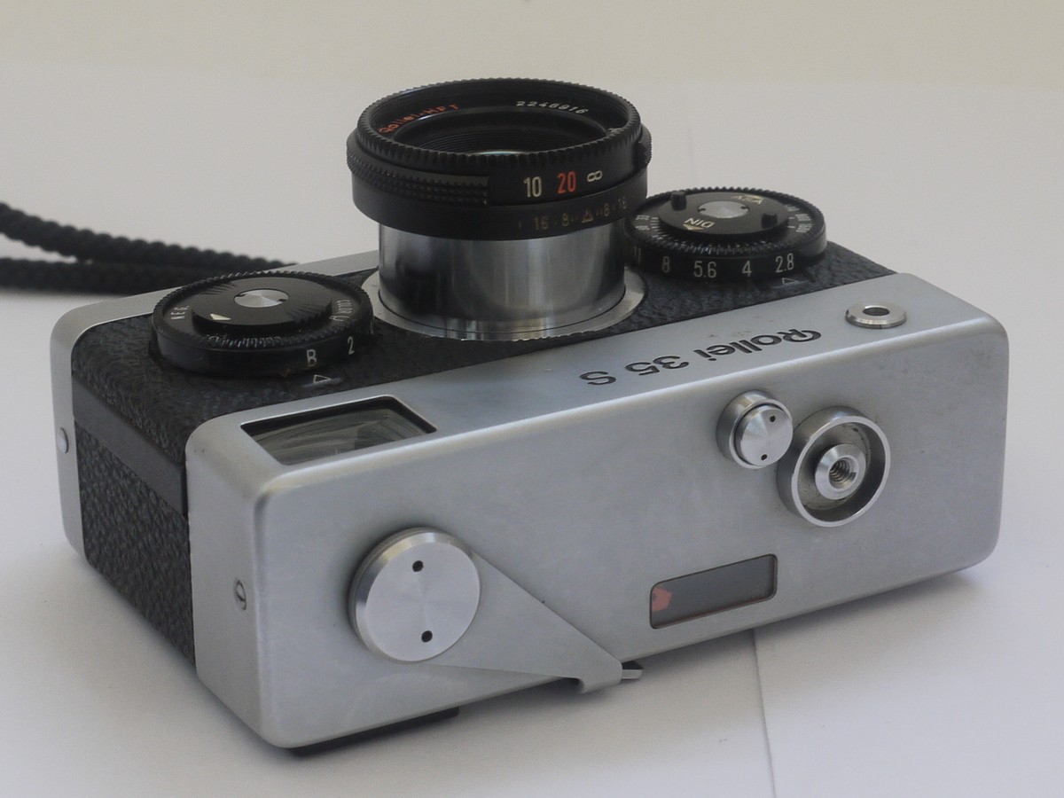 mwclassiccameras-20211022-7 Rollei 35S CDS metered, chrome 35mm camera with Rollei HFT 40mm f2.8 Sonnar collapsible lens + makers front cap, wrist strap, instructions & pouch case