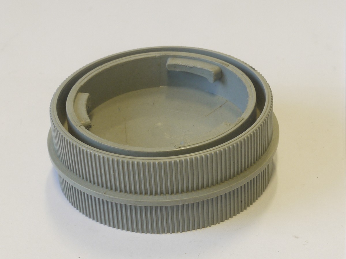 mwclassiccameras-20220114-141 Leitz R grey plastic back-to-back rear cap/lens holder, for joining 2 x R lenses togther in a gadget bag