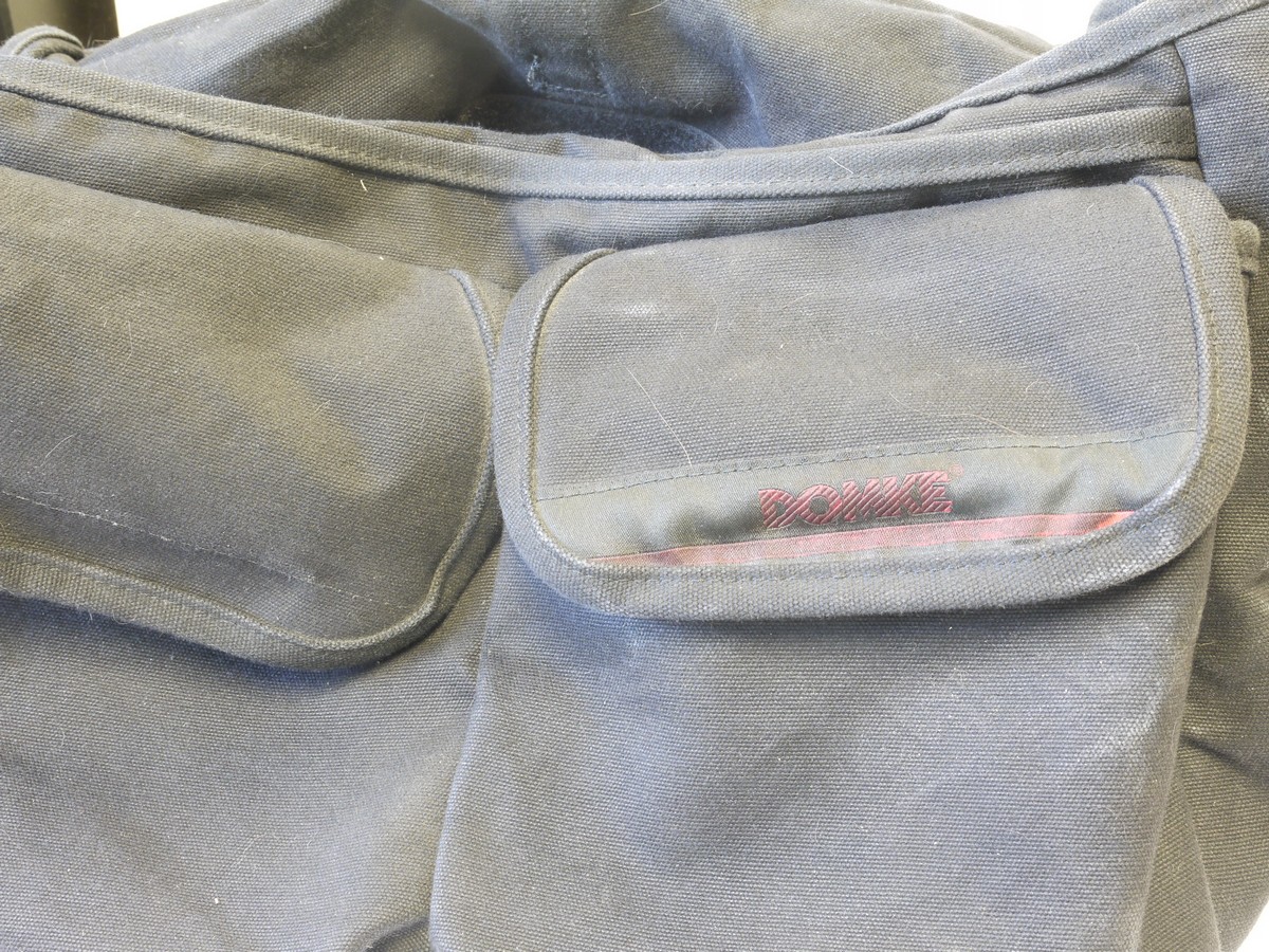 mwclassiccameras-20220114-219 Domke black canvas camera bag (450 x 25 x 20mm). No inserts