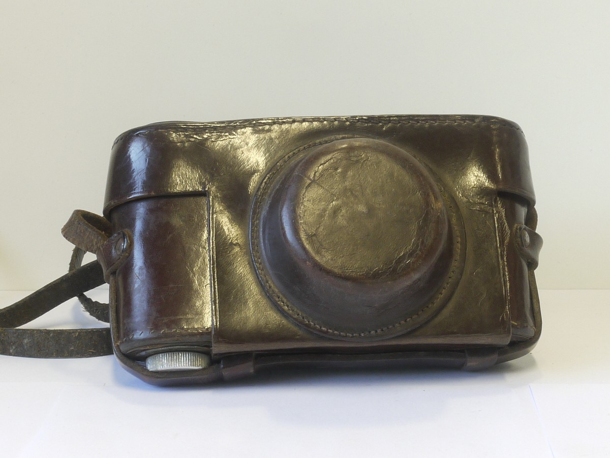 mwclassiccameras-20220114-81 Unamed brown leather ER case with strap, for Leica/Leica Copy cameras. Large Tripod bush size
