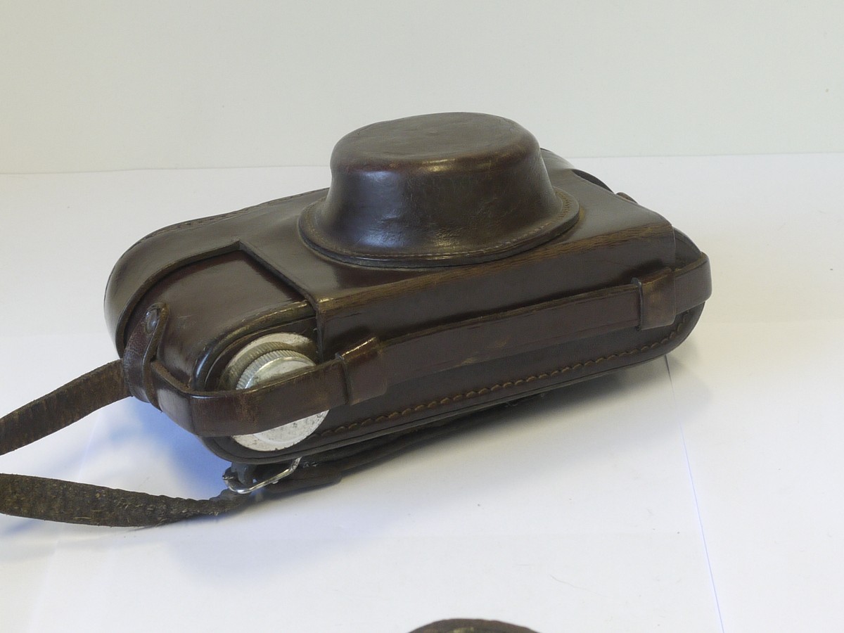 mwclassiccameras-20220114-83 Unamed brown leather ER case with strap, for Leica/Leica Copy cameras. Large Tripod bush size
