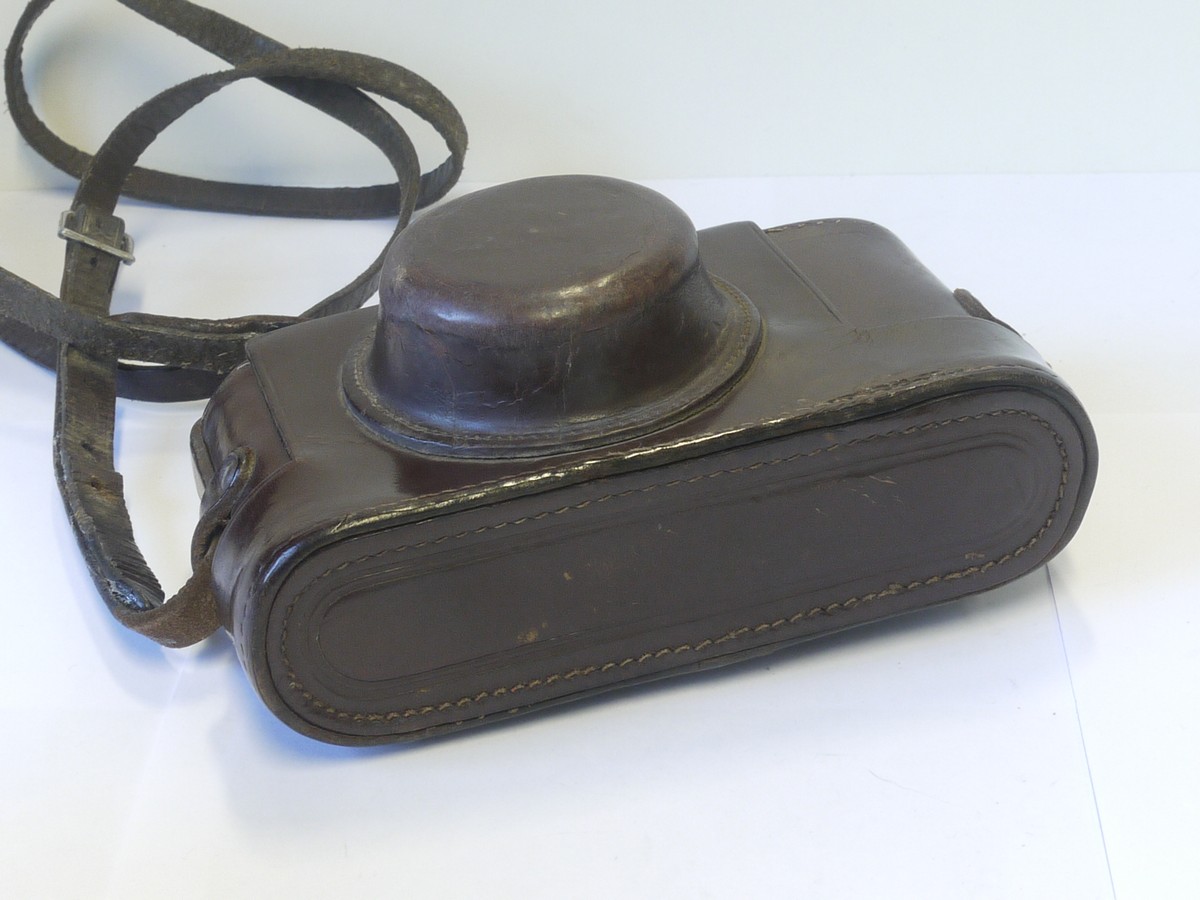 mwclassiccameras-20220114-84 Unamed brown leather ER case with strap, for Leica/Leica Copy cameras. Large Tripod bush size