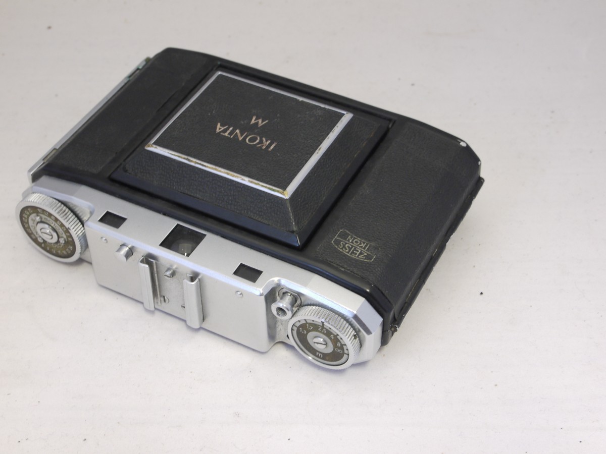 mwclassiccameras-20220325-292 Zeiss Ikon Ikonta M 524/16 6x6 folding uncoupled rangefinder camera with 75mm f4.5 Novar-Anastigmat lens in Prontor=SV shutter