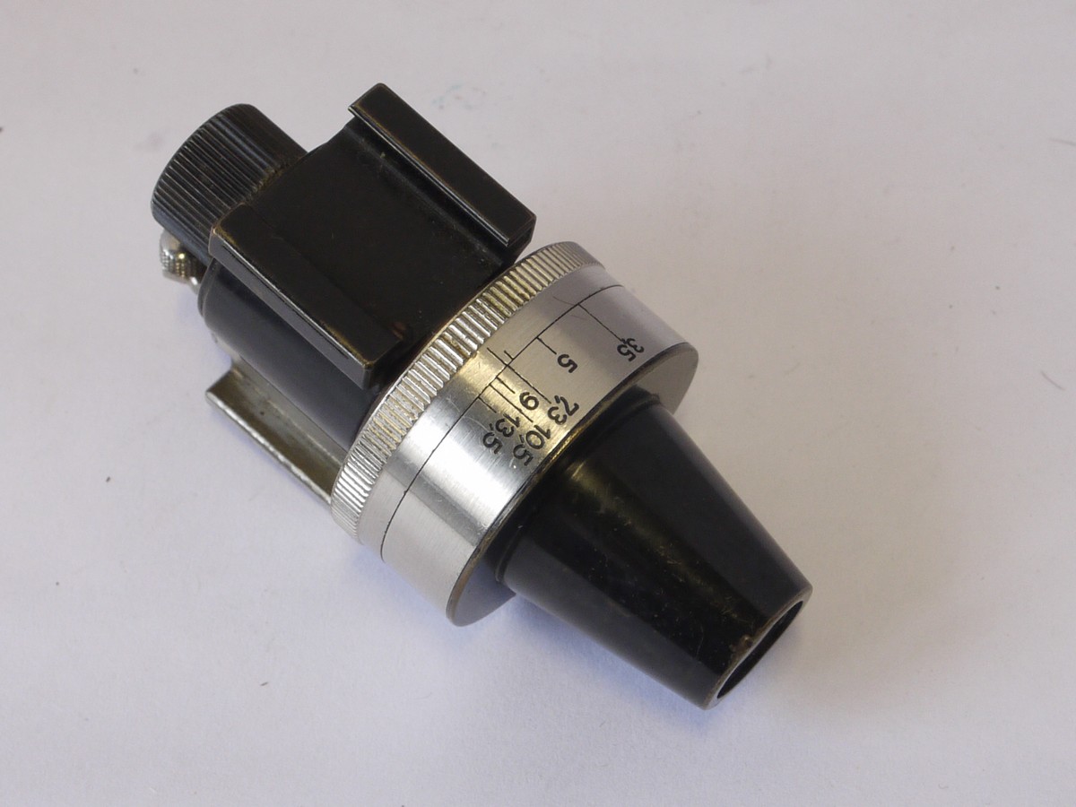 mwclassiccameras-20220408-359 Leitz Universal Shoe finder, black & nickel, for 35, 50, 73, 90, 105 & 135mm (VIDOM)