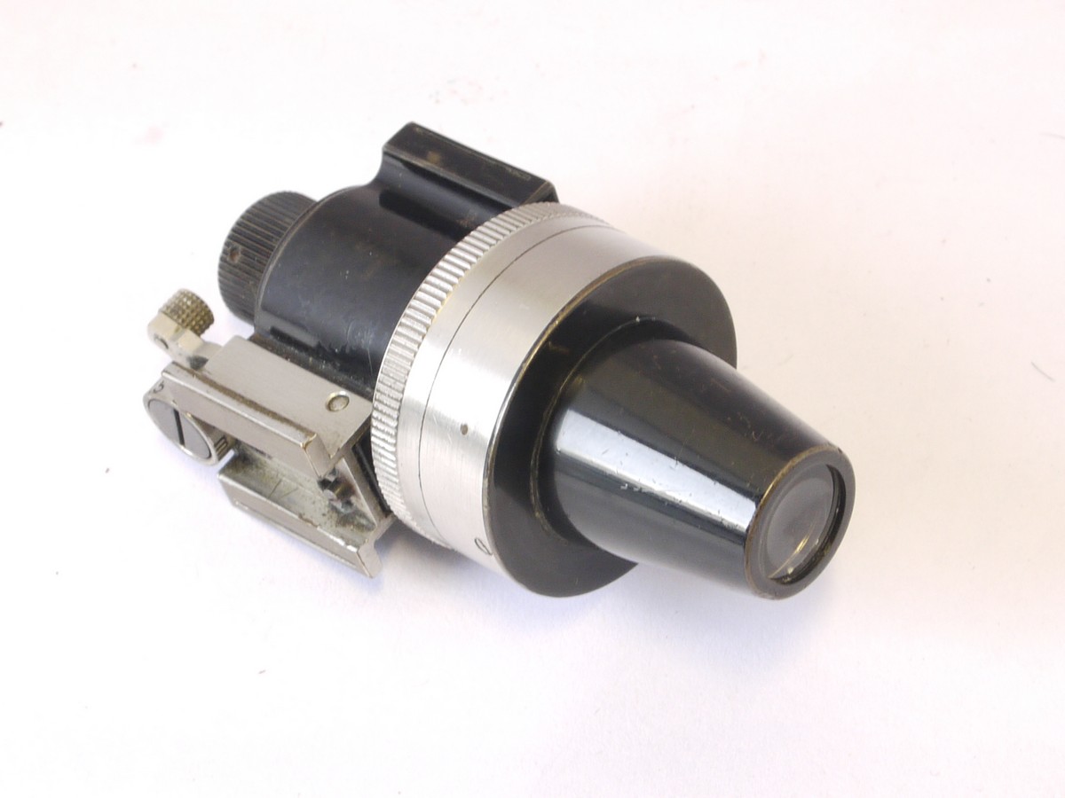 mwclassiccameras-20220408-362 Leitz Universal Shoe finder, black & nickel, for 35, 50, 73, 90, 105 & 135mm (VIDOM)