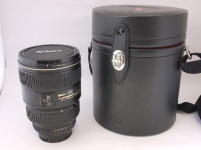Nikon 17-35mm f2.8D ED IF AF-S Nikkor SWM lens, Auto/Manual focus + makers caps & Nikon CL-76