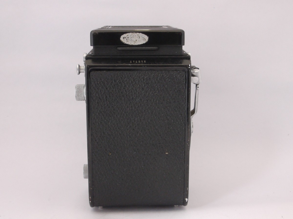 mwclassiccameras-20220513-90 Minolta Autocord 6x6 TLR with 75mm f3.5 Rokkor lens in Citizen-MVL shutter