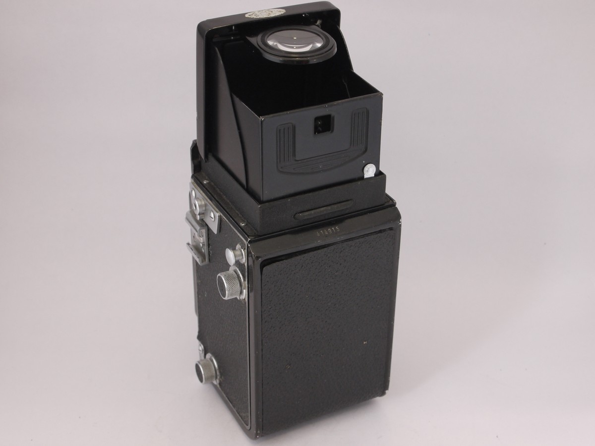 mwclassiccameras-20220513-93 Minolta Autocord 6x6 TLR with 75mm f3.5 Rokkor lens in Citizen-MVL shutter
