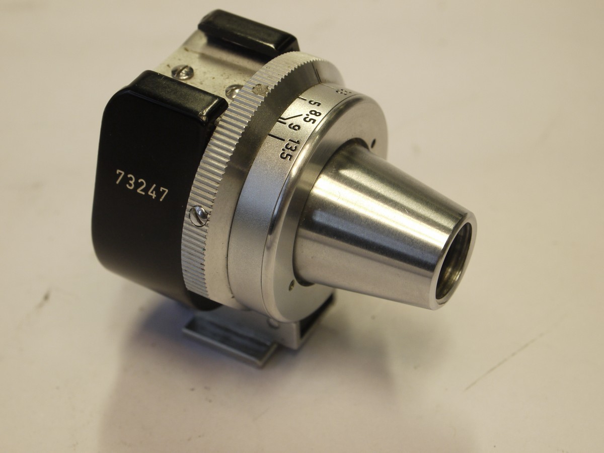 mwclassiccameras-20220520-220 Leitz Universal shoe finder, black & chrome VIOOH, with frames for 35, 50, 85, 90 & 135mm