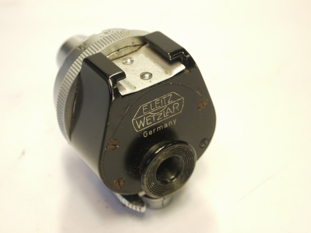 mwclassiccameras-20220520-222 Leitz Universal shoe finder, black & chrome VIOOH, with frames for 35, 50, 85, 90 & 135mm