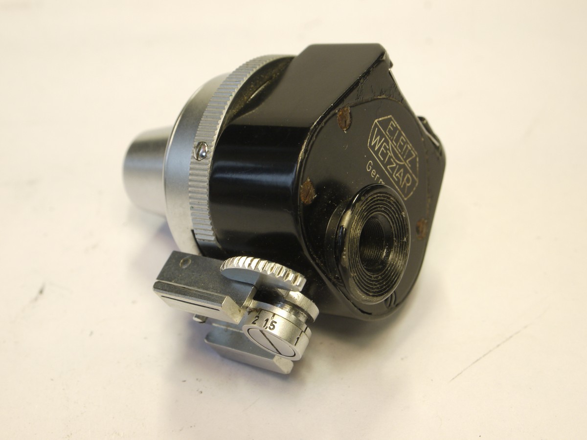 mwclassiccameras-20220520-223 Leitz Universal shoe finder, black & chrome VIOOH, with frames for 35, 50, 85, 90 & 135mm