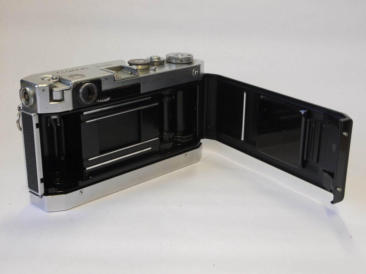 mwclassiccameras-20220527-29 Canon Vt de luxe Leica Copy body, L39 mount (No.560061) with base-winder film advance