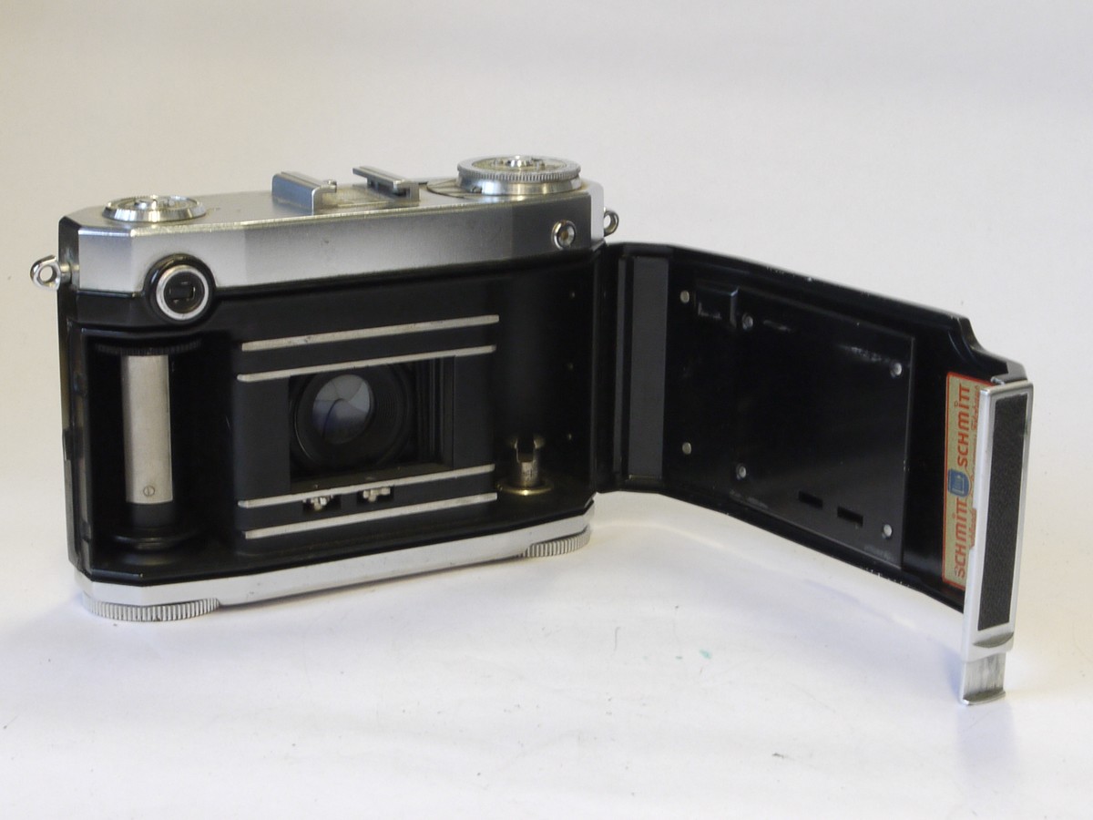 mwclassiccameras-20220527-317 Zeiss Ikon Contessa 35 533/24 35mm folding selenium metered coupled rangefinder camera with Zeiss Opton 45mm f2.8 Tessar coated lens in Synchro Compur shutter + makers ER case