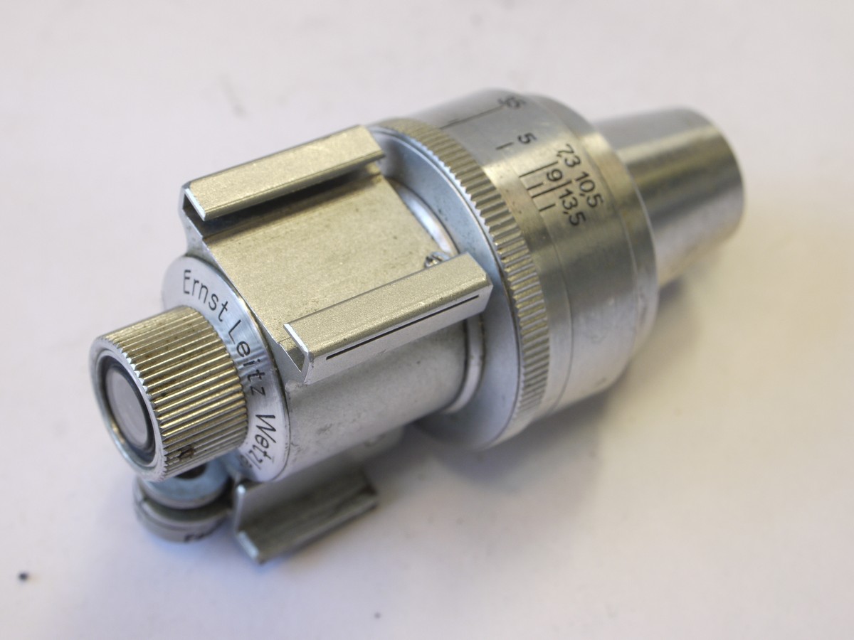 mwclassiccameras-20220527-381 Leitz Universal shoe finder, chrome, VIDOM, for 35, 50, 73, 9, 105 & 135mm