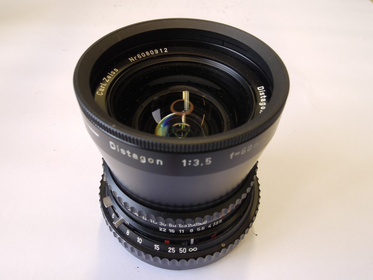 mwclassiccameras-20220603-142 Carl Zeiss 60mm f3.5 Distagon T* Hassselblad V mount lens, black + makers early black front cap