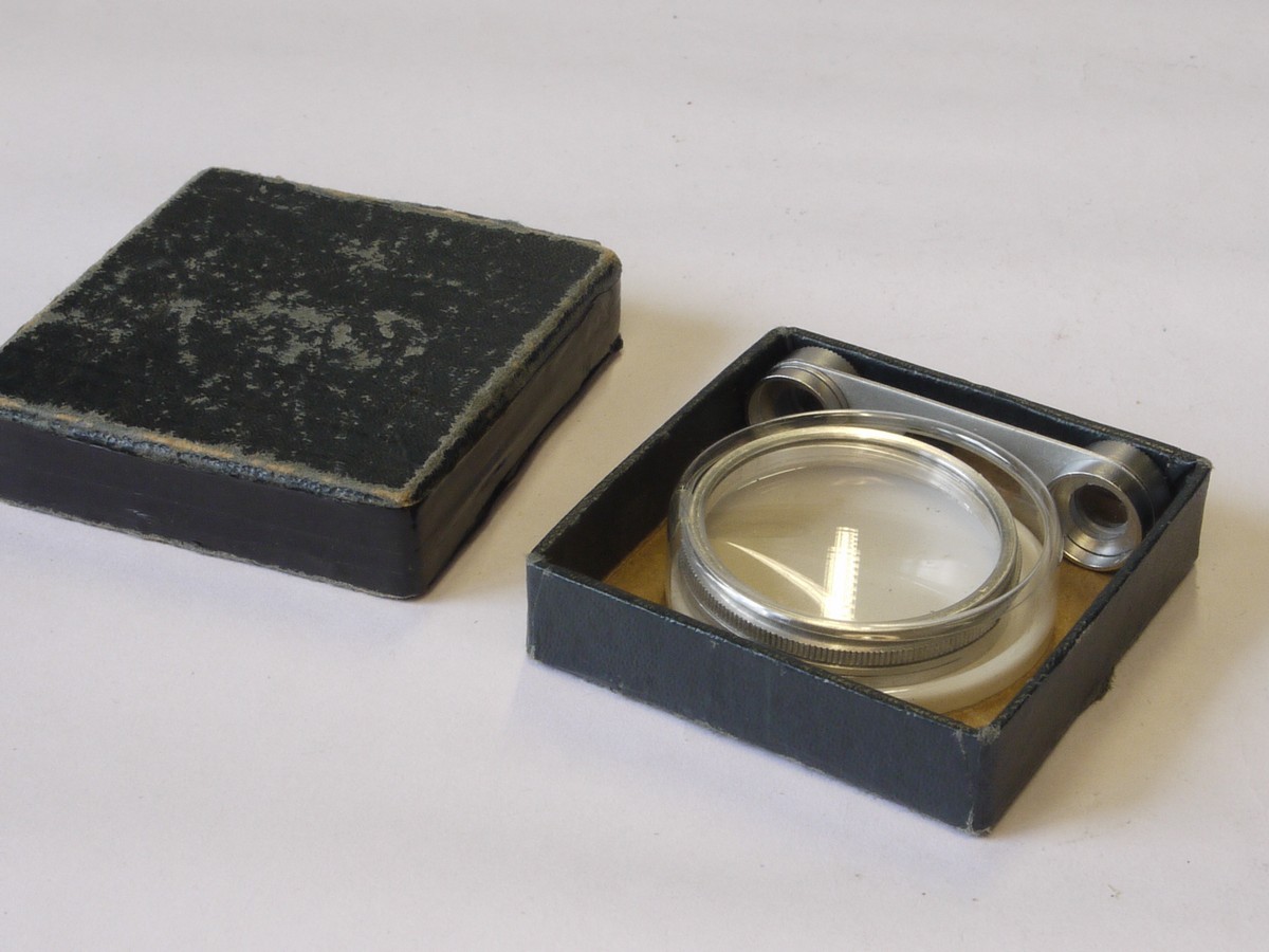 mwclassiccameras-20220610-182 Unamed A36 Close-Up lens/Rangefinder attachment for Leica II/III rangefinder cameras (36mm filter size) + makers box