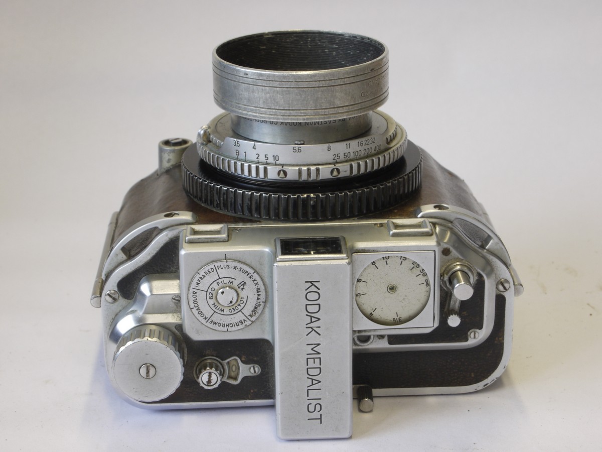 mwclassiccameras-20220610-200 Kodak Medalist 6x9 on 620 coupled rangefinder camera with 100mm f3.5 Ektar lens in extending helicoid. UNCOMMON