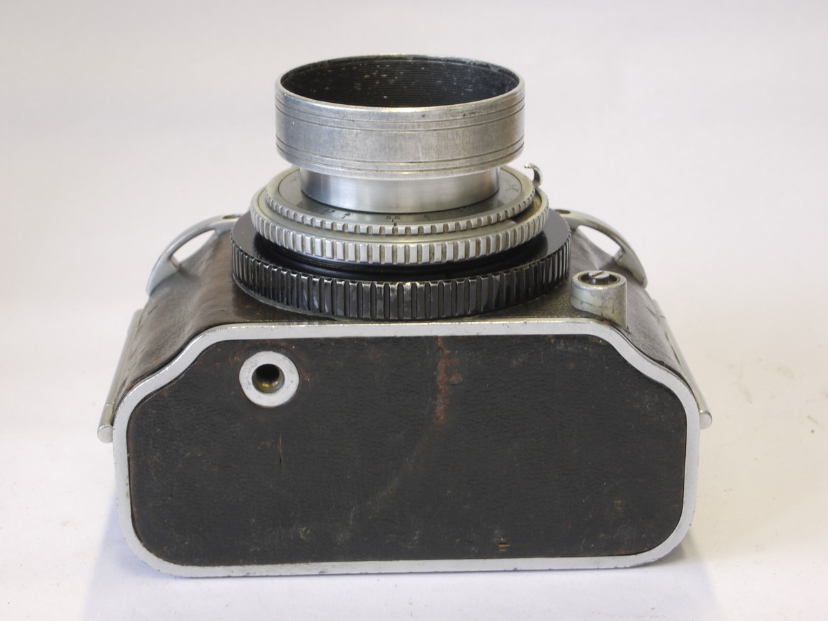 mwclassiccameras-20220610-201 Kodak Medalist 6x9 on 620 coupled rangefinder camera with 100mm f3.5 Ektar lens in extending helicoid. UNCOMMON