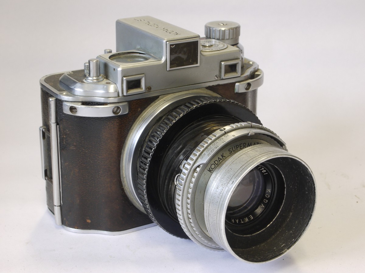 mwclassiccameras-20220610-202 Kodak Medalist 6x9 on 620 coupled rangefinder camera with 100mm f3.5 Ektar lens in extending helicoid. UNCOMMON