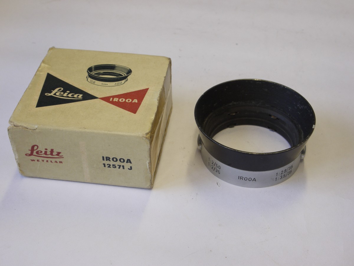 mwclassiccameras-20220610-284 Leitz Clip-on metal reversible lens hood for 35mm f2/f2.8/f3.5 & 50mm f2 (IROOA) + Makers box