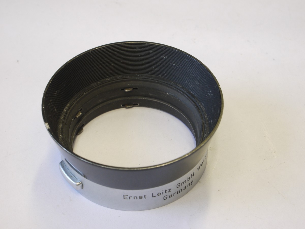 mwclassiccameras-20220610-286 Leitz Clip-on metal reversible lens hood for 35mm f2/f2.8/f3.5 & 50mm f2 (IROOA) + Makers box