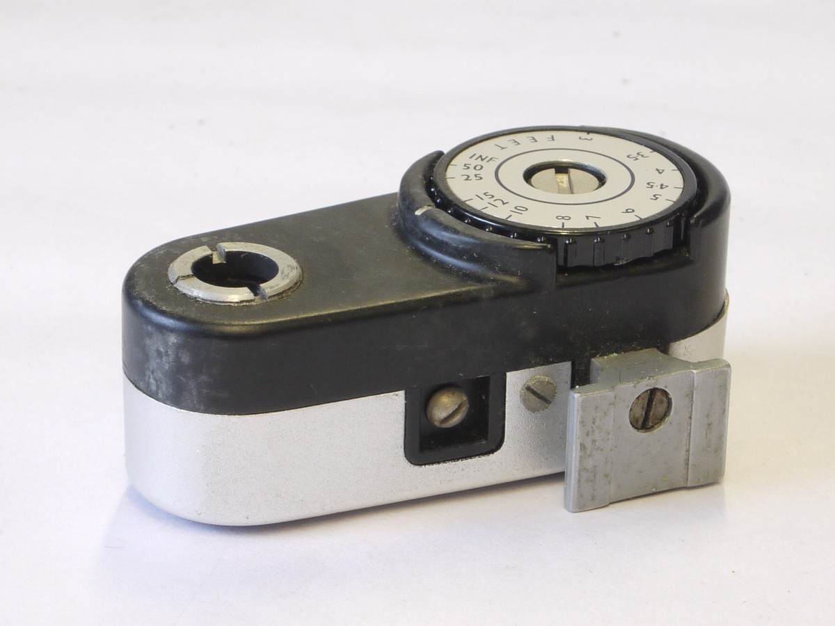 mwclassiccameras-20220624-108 Johnson Wray Accessory Shoe Mounting rangefinder, black & chrome, with scale in feet + leather case
