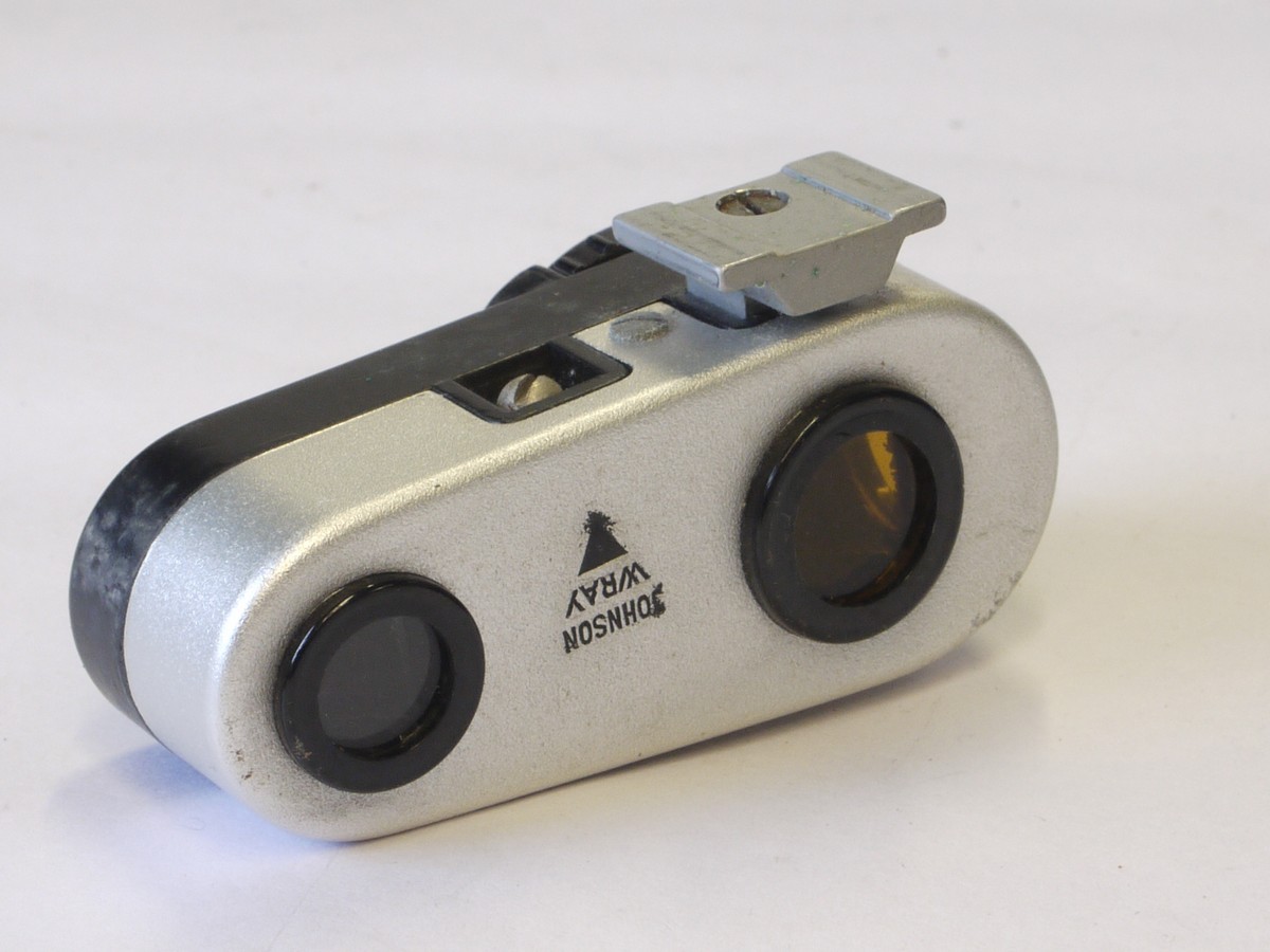 mwclassiccameras-20220624-109 Johnson Wray Accessory Shoe Mounting rangefinder, black & chrome, with scale in feet + leather case
