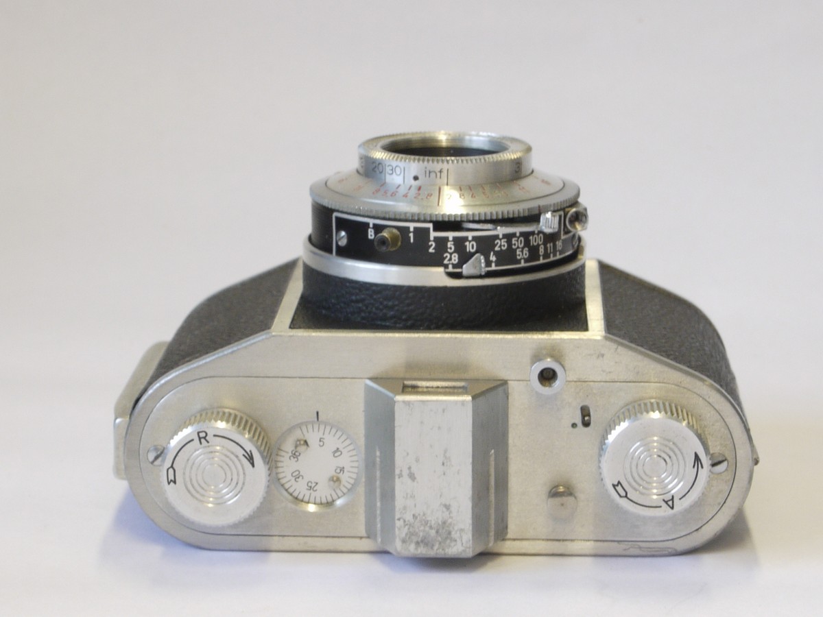 mwclassiccameras-20220624-29 Neithold Perlux 24x36 on 35mm camera c1952 with Staeble 45mm f2.8 Kata fixed lens + makers ER case