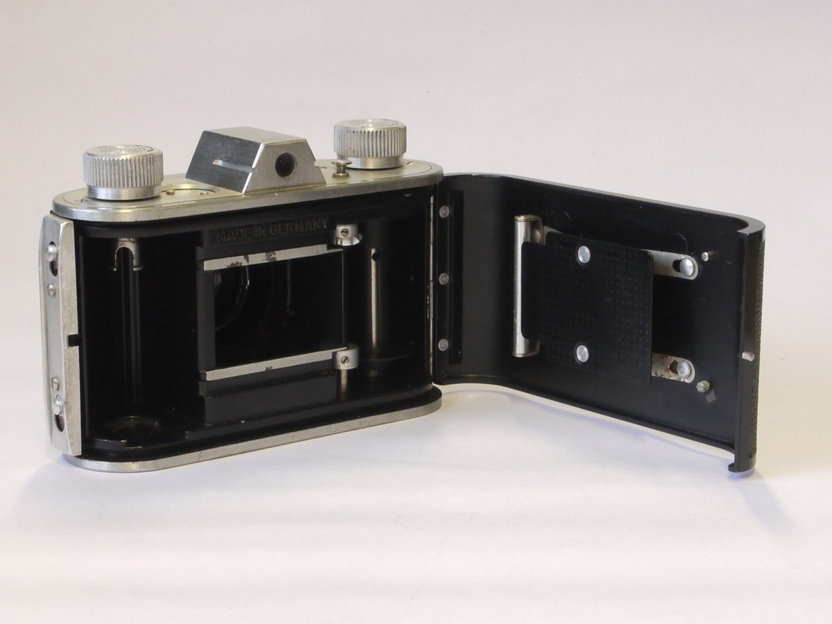 mwclassiccameras-20220624-31 Neithold Perlux 24x36 on 35mm camera c1952 with Staeble 45mm f2.8 Kata fixed lens + makers ER case