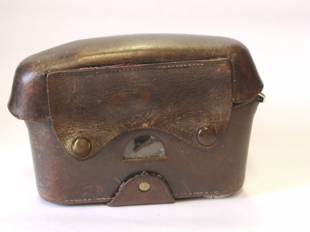 mwclassiccameras-20220624-90 Leitz brown leather ER case with strap for M2/M3