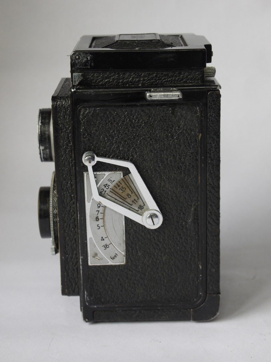 mwclassiccameras-20220715-13 Zeiss Ikon Ikoflex II Art-Deco Styled TLR, with 7.5cm f3.5 Tessar lens in Compur-Rapid