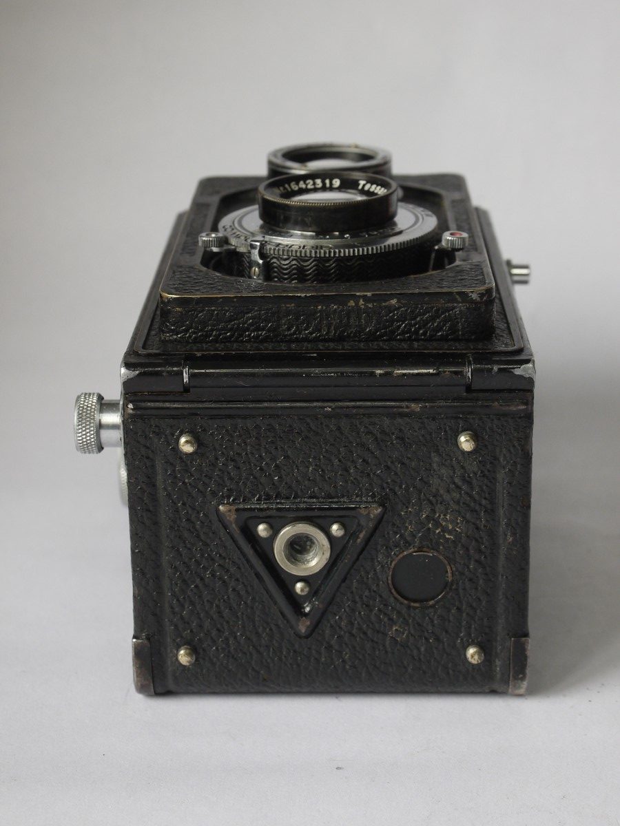 mwclassiccameras-20220715-16 Zeiss Ikon Ikoflex II Art-Deco Styled TLR, with 7.5cm f3.5 Tessar lens in Compur-Rapid
