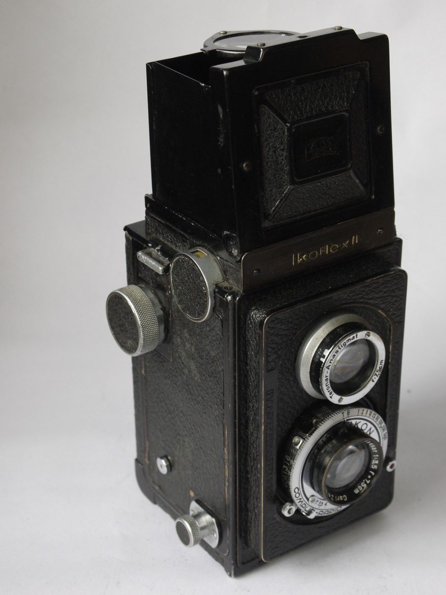mwclassiccameras-20220715-17 Zeiss Ikon Ikoflex II Art-Deco Styled TLR, with 7.5cm f3.5 Tessar lens in Compur-Rapid