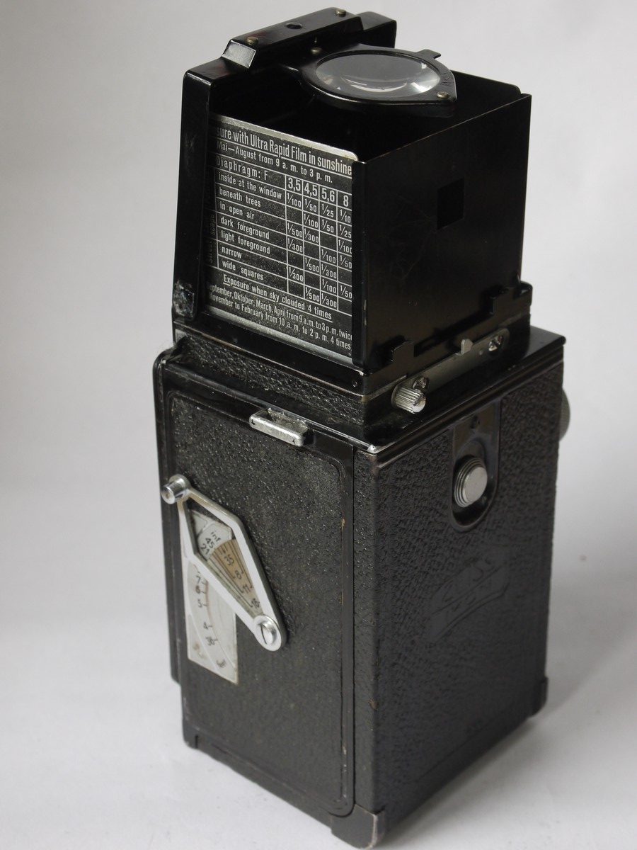 mwclassiccameras-20220715-18 Zeiss Ikon Ikoflex II Art-Deco Styled TLR, with 7.5cm f3.5 Tessar lens in Compur-Rapid