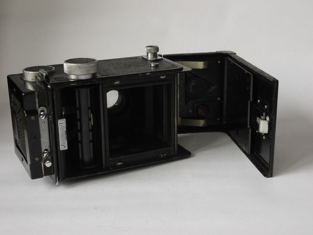 mwclassiccameras-20220715-19 Zeiss Ikon Ikoflex II Art-Deco Styled TLR, with 7.5cm f3.5 Tessar lens in Compur-Rapid
