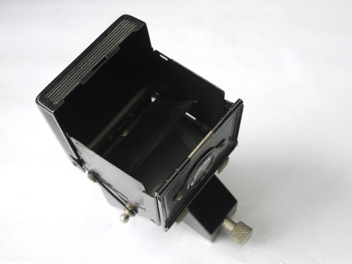 mwclassiccameras-20220715-295 Hugo Meyer & Co Gorlitz Megoflex Leica-lens-coupled focusing aid for the Leica I Non-rangefinder cameras. RARE