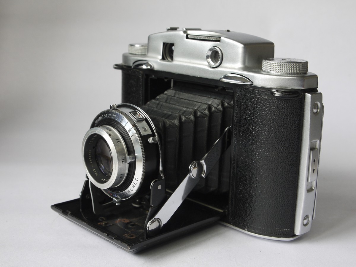 mwclassiccameras-20220715-32 Ensign Selfix 12-20 6x6 folding uncoupled rangefinder camera wth Ross 75mm f3.5 Xpres coated lens in Epsilon shutter