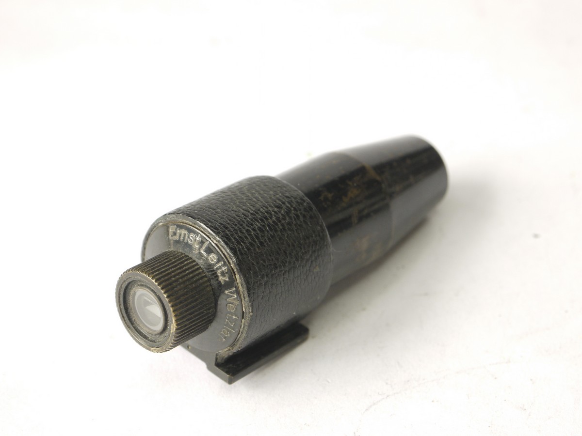 mwclassiccameras-20220715-320 Leitz Torpedo Multi Finder, shoe mounting, with frames for 35mm, 50mm & 135mm (VISOR), all black c1931. This example has NO top accessory shoe and has a leatherette covering at the rear. Iether a modified example or possibly a prototype