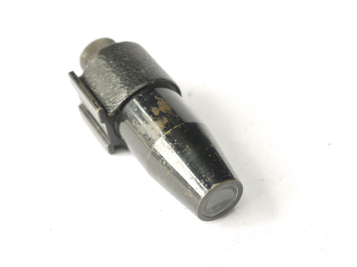 mwclassiccameras-20220715-322 Leitz Torpedo Multi Finder, shoe mounting, with frames for 35mm, 50mm & 135mm (VISOR), all black c1931. This example has NO top accessory shoe and has a leatherette covering at the rear. Iether a modified example or possibly a prototype
