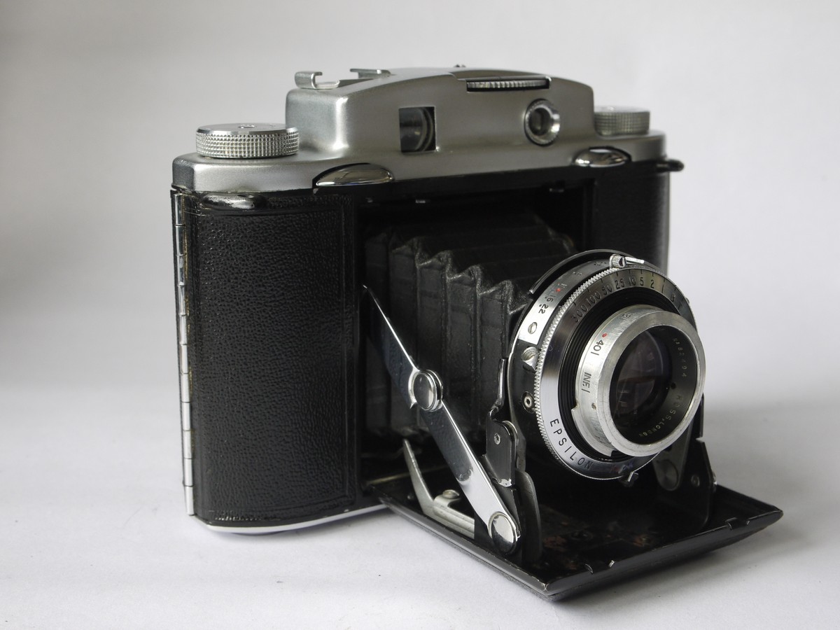 mwclassiccameras-20220715-33 Ensign Selfix 12-20 6x6 folding uncoupled rangefinder camera wth Ross 75mm f3.5 Xpres coated lens in Epsilon shutter