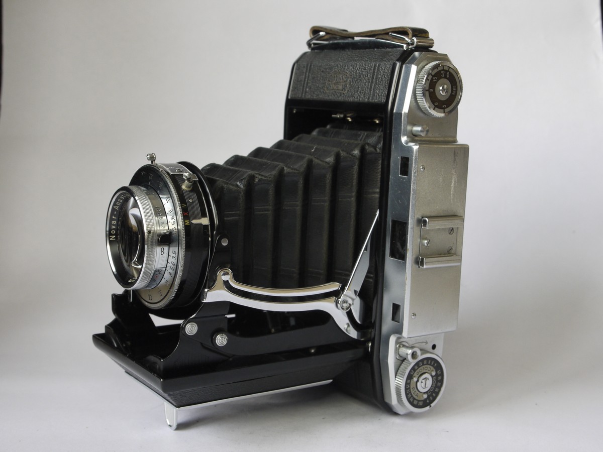 mwclassiccameras-20220715-52 Zeiss Ikon Ikonta 524/2 6x9 on 120 folding uncoupled rangefinder camera with 105mm f3.5 Novar-Anastigmat coated lens in Prontor-SVS