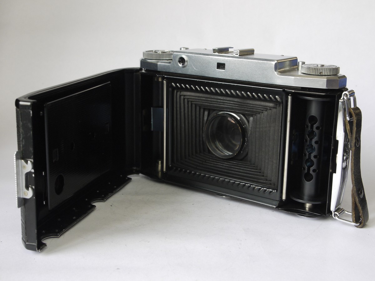 mwclassiccameras-20220715-54 Zeiss Ikon Ikonta 524/2 6x9 on 120 folding uncoupled rangefinder camera with 105mm f3.5 Novar-Anastigmat coated lens in Prontor-SVS